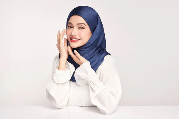 Hermosa Joven Mujer Musulmana Asiática Usando Hiyab Azul Sobre Fondo — Foto de Stock