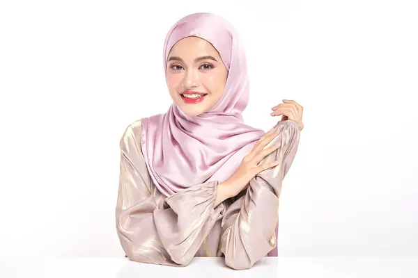 白い背景にピンクのヒジャブを着用している美しい若いアジアのイスラム教徒の女性 アラブの美しさの肖像画 — ストック写真