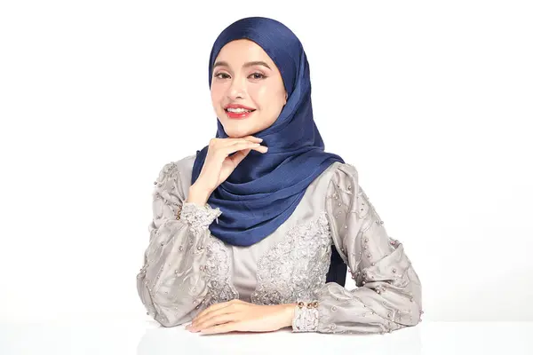 Schöne Junge Asiatische Muslimin Trägt Einen Blauen Hijab Auf Weißem — Stockfoto