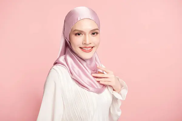 ピンクの背景にピンクのヒジャブを着ている美しい若いアジアのイスラム教徒の女性 アラブの美しさの肖像画 — ストック写真