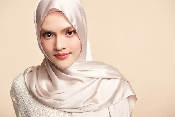 美しい若いアジアのイスラム教徒の女性は ベージュの背景に白いヒジャブを着ています アラブの美しさの肖像画 — ストック写真