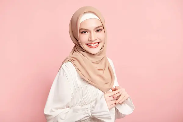 美しい若いアジアのイスラム教の女性は ピンクの背景にベージュヒジャブを着ています アラブの美しさの肖像画 — ストック写真