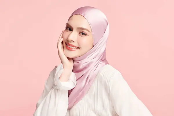 Krásná Mladá Asijská Muslimka Nosí Růžový Hidžáb Růžovém Pozadí Portrét — Stock fotografie