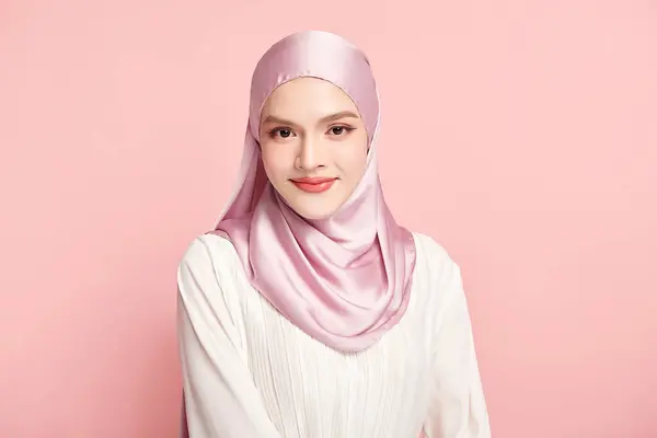 美丽的年轻的亚裔穆斯林女子 粉色背景的粉色头巾 阿拉伯美女的画像 — 图库照片