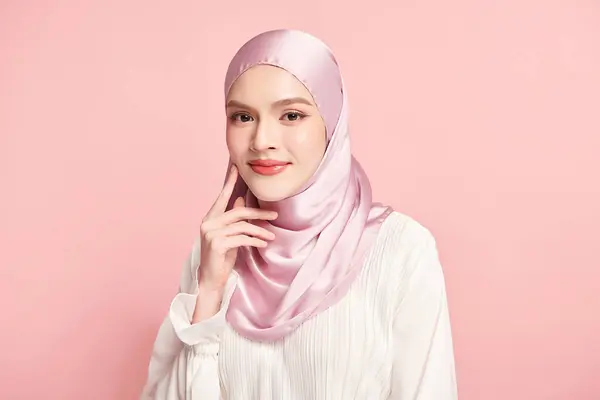 美丽的年轻的亚裔穆斯林女子 粉色背景的粉色头巾 阿拉伯美女的画像 — 图库照片