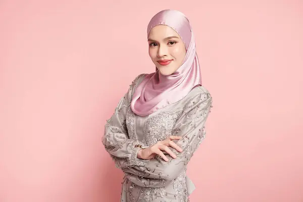 ピンクの背景にピンクのヒジャブを着ている美しい若いアジアのイスラム教徒の女性 アラブの美しさの肖像画 — ストック写真