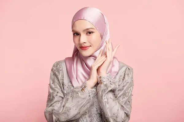Krásná Mladá Asijská Muslimka Nosí Růžový Hidžáb Růžovém Pozadí Portrét — Stock fotografie