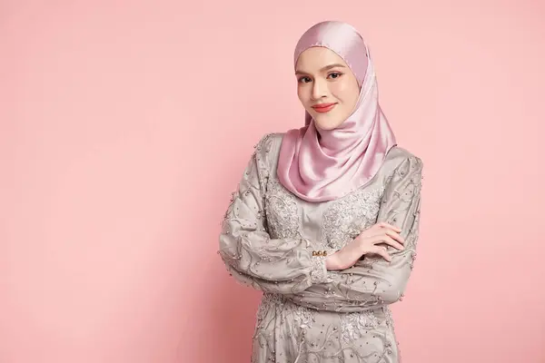 Bella Giovane Donna Musulmana Asiatica Che Indossa Hijab Rosa Sfondo — Foto Stock