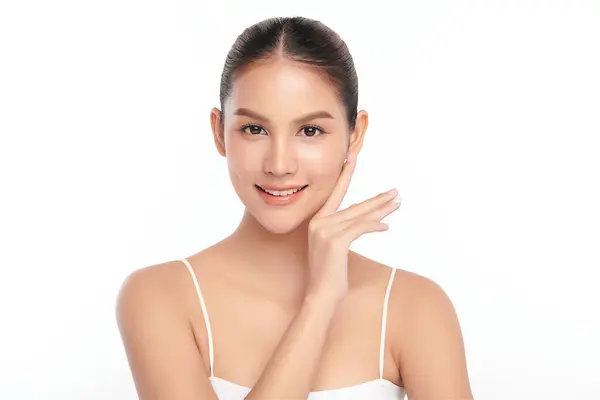 年轻美丽的亚洲女人 有着洁白的背景 脸蛋护理 面部护理 美容美发 美容美发 亚洲女性肖像 免版税图库照片