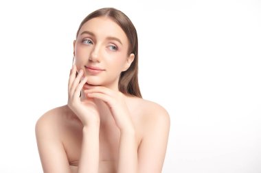 Beyaz arka planda temiz tenli güzel bir kadın, yüz bakımı, yüz bakımı, kozmetoloji, güzellik ve kaplıca, kadın portresi..
