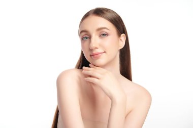 Beyaz arka planda temiz tenli güzel bir kadın, yüz bakımı, yüz bakımı, kozmetoloji, güzellik ve kaplıca, kadın portresi..