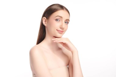 Beyaz arka planda temiz tenli güzel bir kadın, yüz bakımı, yüz bakımı, kozmetoloji, güzellik ve kaplıca, kadın portresi..
