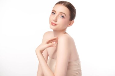 Beyaz arka planda temiz tenli güzel bir kadın, yüz bakımı, yüz bakımı, kozmetoloji, güzellik ve kaplıca, kadın portresi..