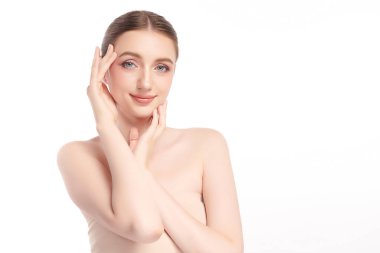 Beyaz arka planda temiz tenli güzel bir kadın, yüz bakımı, yüz bakımı, kozmetoloji, güzellik ve kaplıca, kadın portresi..