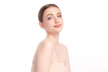 Beyaz arka planda temiz tenli güzel bir kadın, yüz bakımı, yüz bakımı, kozmetoloji, güzellik ve kaplıca, kadın portresi..