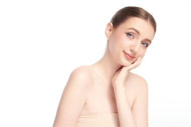 Beyaz arka planda temiz tenli güzel bir kadın, yüz bakımı, yüz bakımı, kozmetoloji, güzellik ve kaplıca, kadın portresi..