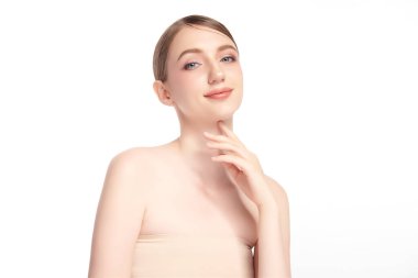 Beyaz arka planda temiz tenli güzel bir kadın, yüz bakımı, yüz bakımı, kozmetoloji, güzellik ve kaplıca, kadın portresi..