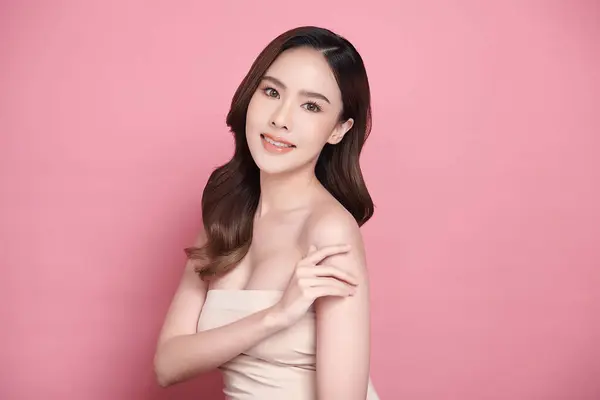 Gyönyörű Fiatal Ázsiai Tiszta Friss Bőr Rózsaszín Háttér Arcápolás Arckezelés Stock Fotó