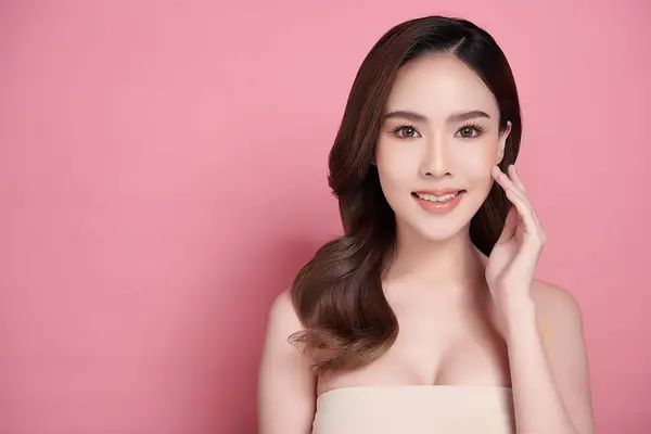 Hermosa Mujer Asiática Joven Con Piel Limpia Fresca Sobre Fondo Imagen de stock