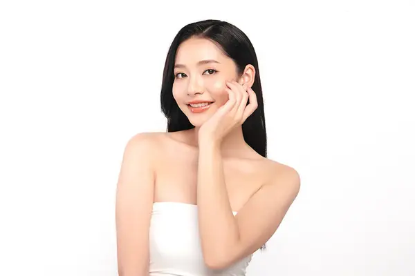 Vakker Ung Asiatisk Kvinne Med Ren Frisk Hud Hvit Bakgrunn stockbilde