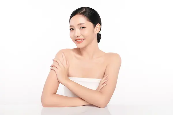Hermosa Mujer Asiática Joven Con Piel Limpia Fresca Sobre Fondo Imagen de stock