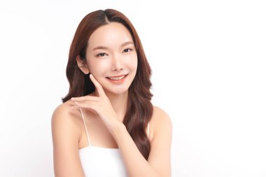 Beyaz arka planda temiz tenli güzel Asyalı kadın, yüz bakımı, yüz bakımı, kozmetoloji, güzellik ve kaplıca, Asyalı kadın portresi.