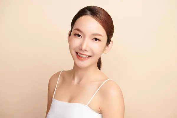 Vakker Ung Asiatisk Kvinne Med Ren Frisk Hud Beige Bakgrunn stockfoto