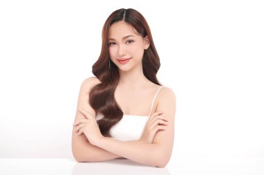 Beyaz arka planda temiz tenli güzel Asyalı kadın, yüz bakımı, yüz bakımı, kozmetoloji, güzellik ve kaplıca, Asyalı kadın portresi.