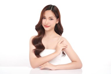 Beyaz arka planda temiz tenli güzel Asyalı kadın, yüz bakımı, yüz bakımı, kozmetoloji, güzellik ve kaplıca, Asyalı kadın portresi.