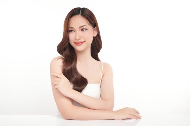 Beyaz arka planda temiz tenli güzel Asyalı kadın, yüz bakımı, yüz bakımı, kozmetoloji, güzellik ve kaplıca, Asyalı kadın portresi.