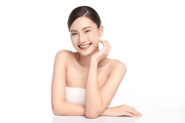 Smuk Ung Asiatisk Kvinde Med Ren Frisk Hud Hvid Baggrund Royaltyfrie stock-billeder