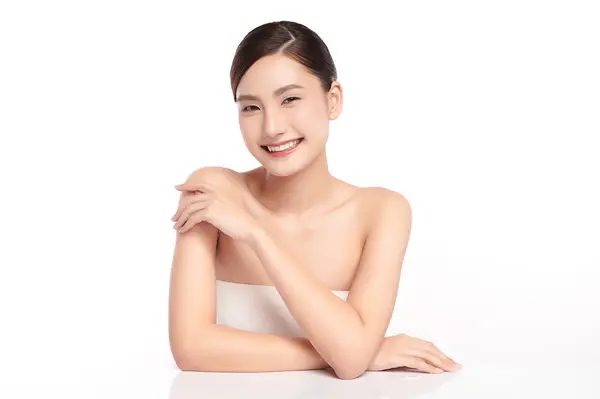 Mooie Jonge Aziatische Vrouw Met Schone Frisse Huid Witte Achtergrond Rechtenvrije Stockfoto's