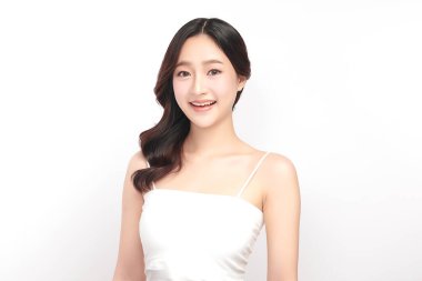 Beyaz arka planda temiz tenli güzel Asyalı kadın, yüz bakımı, yüz bakımı, kozmetoloji, güzellik ve kaplıca, Asyalı kadın portresi.