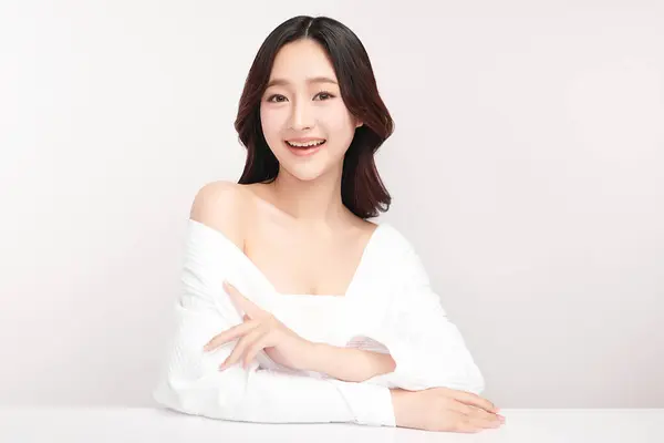 Smuk Ung Asiatisk Kvinde Med Ren Frisk Hud Hvid Baggrund Stock-foto