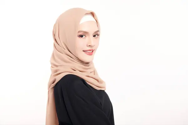 Bella Giovane Donna Musulmana Asiatica Che Indossa Hijab Beige Sfondo — Foto Stock