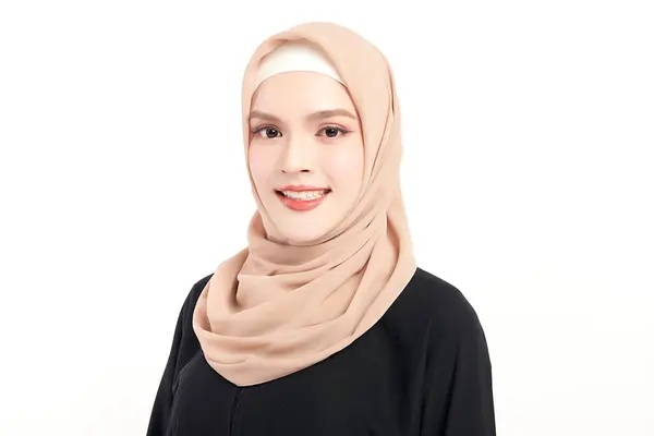 Belle Jeune Femme Musulmane Asiatique Portant Hijab Beige Sur Fond — Photo