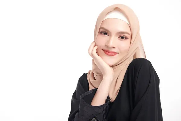 Hermosa Joven Mujer Musulmana Asiática Usando Hijab Beige Sobre Fondo —  Fotos de Stock