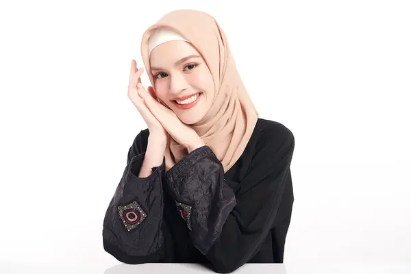 Smuk Ung Asiatisk Muslimsk Kvinde Iført Beige Hijab Hvid Baggrund Stock-billede