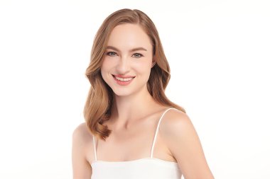 Beyaz arka planda temiz tenli güzel bir kadın, yüz bakımı, yüz bakımı, kozmetoloji, güzellik ve kaplıca, kadın portresi..