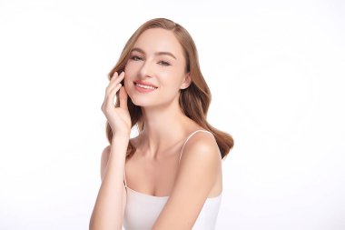 Beyaz arka planda temiz tenli güzel bir kadın, yüz bakımı, yüz bakımı, kozmetoloji, güzellik ve kaplıca, kadın portresi..