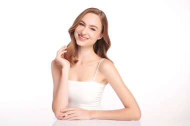 Beyaz arka planda temiz tenli güzel bir kadın, yüz bakımı, yüz bakımı, kozmetoloji, güzellik ve kaplıca, kadın portresi..