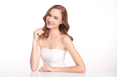 Beyaz arka planda temiz tenli güzel bir kadın, yüz bakımı, yüz bakımı, kozmetoloji, güzellik ve kaplıca, kadın portresi..