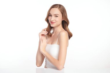 Beyaz arka planda temiz tenli güzel bir kadın, yüz bakımı, yüz bakımı, kozmetoloji, güzellik ve kaplıca, kadın portresi..