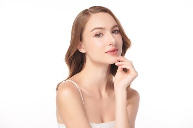 Beyaz arka planda temiz tenli güzel bir kadın, yüz bakımı, yüz bakımı, kozmetoloji, güzellik ve kaplıca, kadın portresi..