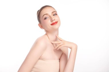 Beyaz arka planda temiz tenli güzel bir kadın, yüz bakımı, yüz bakımı, kozmetoloji, güzellik ve kaplıca, kadın portresi..