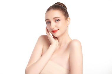 Beyaz arka planda temiz tenli güzel bir kadın, yüz bakımı, yüz bakımı, kozmetoloji, güzellik ve kaplıca, kadın portresi..