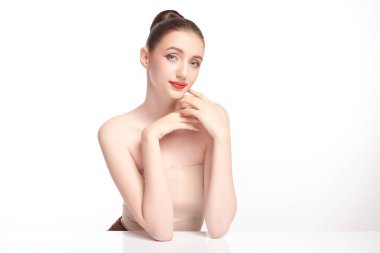 Beyaz arka planda temiz tenli güzel bir kadın, yüz bakımı, yüz bakımı, kozmetoloji, güzellik ve kaplıca, kadın portresi..