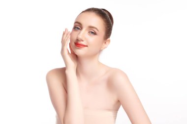 Beyaz arka planda temiz tenli güzel bir kadın, yüz bakımı, yüz bakımı, kozmetoloji, güzellik ve kaplıca, kadın portresi..
