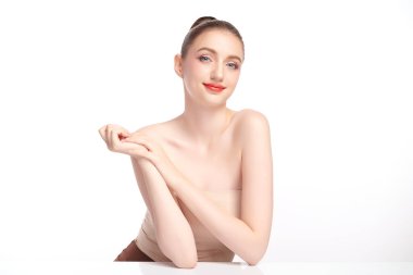 Beyaz arka planda temiz tenli güzel bir kadın, yüz bakımı, yüz bakımı, kozmetoloji, güzellik ve kaplıca, kadın portresi..