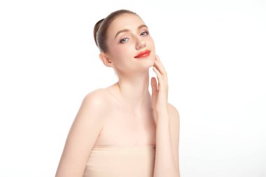 Beyaz arka planda temiz tenli güzel bir kadın, yüz bakımı, yüz bakımı, kozmetoloji, güzellik ve kaplıca, kadın portresi..